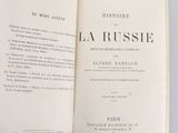 un livre ouvert avec une illustration représentant le titre « La Russie »