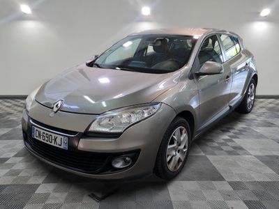 la photo d'une voiture argentée garée dans un garage