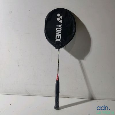 une raquette de badminton accrochée au mur, sur laquelle figure un logo