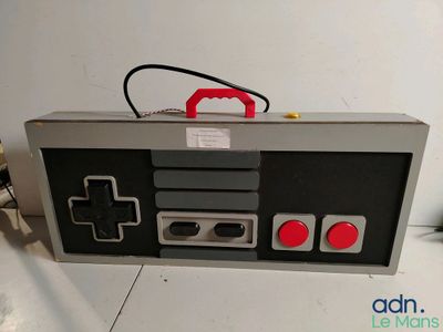 une manette de jeu vidéo posée sur une table