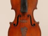 un vieux violon avec un archet noir sur fond blanc