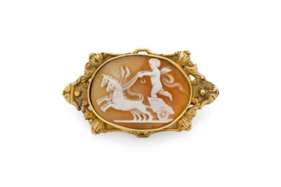 une broche en camée d'or et de coquillage représentant un homme à cheval