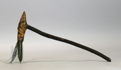 Herminette à manche de bois et ligatures de vannerie, à lame…