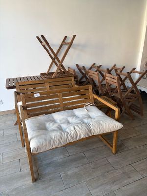 beaucoup de chaises en bois et un banc dans une pièce