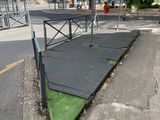 une rampe noire au bord de la route