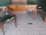 une chaise et un bureau dans un coin de la pièce