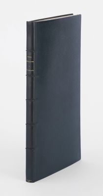 un livre à couverture rigide noire, avec une couverture noire et une reliure dorée