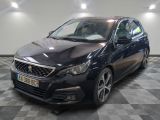 la voiture noire est garée sur un sol en damier dans le garage