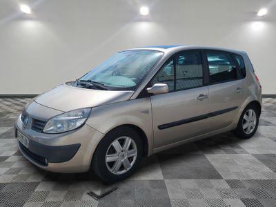la photo d'une petite voiture argentée garée dans un garage
