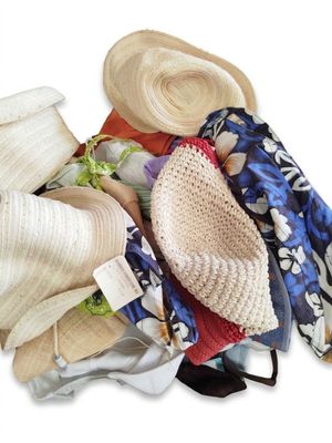 une pile de chapeaux empilés les uns sur les autres