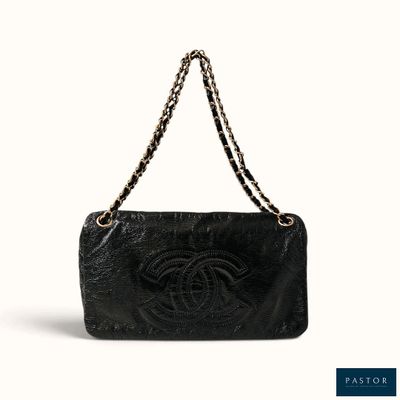 un sac à bandoulière Chanel en cuir noir avec une bandoulière en chaîne