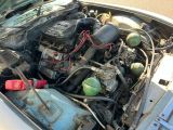 un moteur de voiture qui se trouve dans le coffre d'une voiture