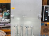 une photo d'une armoire métallique dans un garage