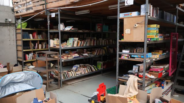 Environ 35 mètres linéaires de petits racks montés sur rails