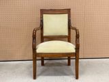 une image représentant une chaise en bois dont l'assise est recouverte d'un tissu jaune