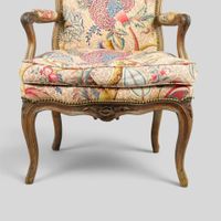 Fauteuil en bois sculpté patiné, dossier et traverse centrés… (photo 3)
