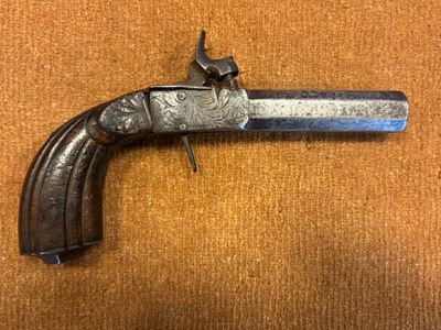 gros plan d'un pistolet posé sur une table