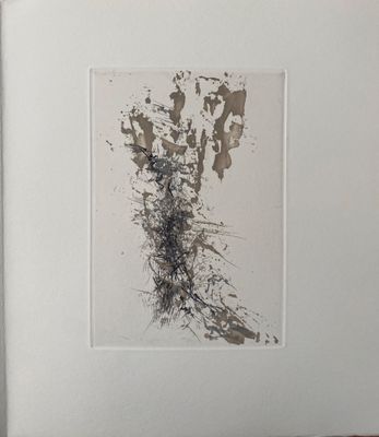 une photo d'une photo en noir et blanc représentant la main d'une personne