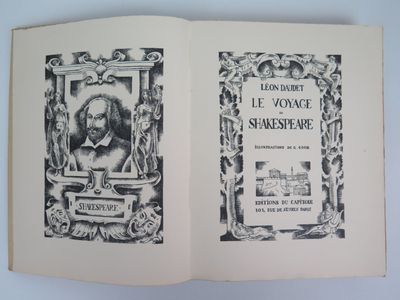 un livre ouvert, avec, dans un cadre, le dessin en noir et blanc d'un homme
