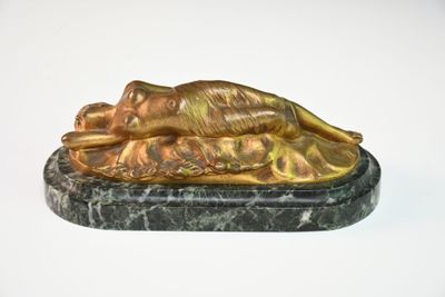 statue d'une femme endormie sur un socle en marbre