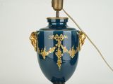 un vase bleu orné d'une décoration dorée