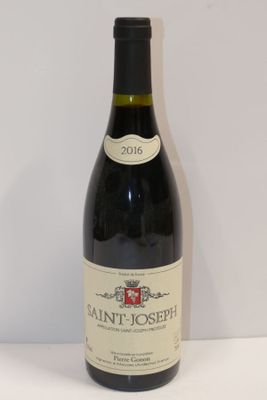 une bouteille de vin posée sur une table
