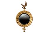 une horloge en or surmontée d'un aigle