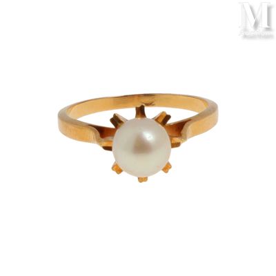 Gros plan sur une bague contenant une perle