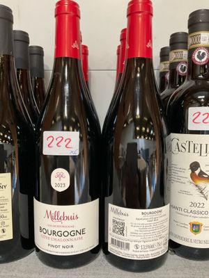 plusieurs bouteilles de vin sont alignées sur un comptoir