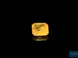 un diamant jaune sur fond noir