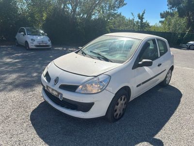 la photo d'une voiture blanche garée dans un parking