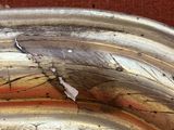 Gros plan sur un miroir dont le cadre est cassé
