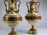 deux vases posés côte à côte sur une table