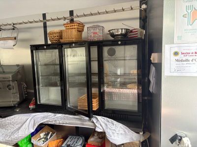 un coin cuisine équipé d'un réfrigérateur, d'un plan de travail et d'autres éléments