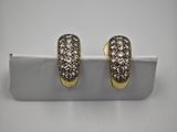une paire de boucles d'oreilles en or et diamants sur fond blanc