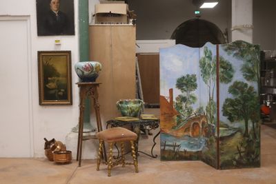 une pièce dont les murs sont ornés de tableaux