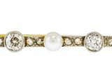 gros plan d'un bracelet sur fond blanc