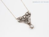 une photo d'un collier en argent orné d'un diamant