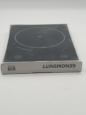 un livre posé sur une table blanche