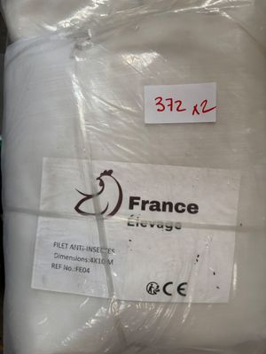 un sac en tissu blanc posé sur une table