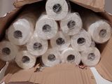 une boîte remplie de rouleaux de papier toilette posée sur une table