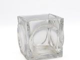 un vase en verre transparent orné d'un motif carré