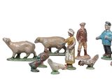 de nombreuses figurines représentant des personnes et des animaux, alignées les unes à côté des autres