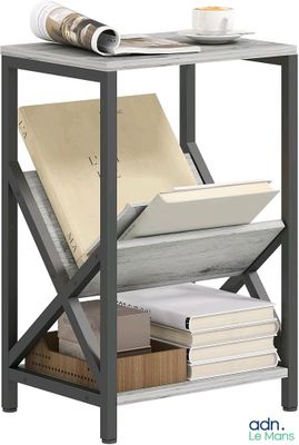 une photo d'une bibliothèque avec des livres et des magazines