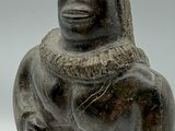 statue d'une femme tenant un bébé dans ses bras