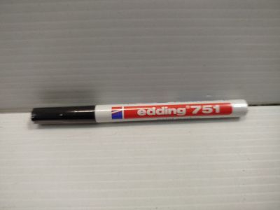 un stylo posé sur une boîte