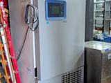 une photo d'un réfrigérateur dans une usine, avec une échelle