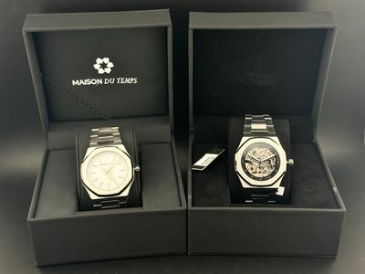 deux montres dans un coffret, chacune munie d'une étiquette