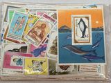 une photo d'un paquet de timbres sur lequel figure l'image d'un dauphin