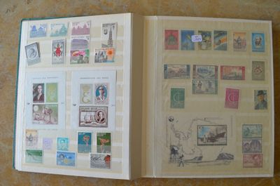 un livre ouvert avec des timbres, posé sur une table